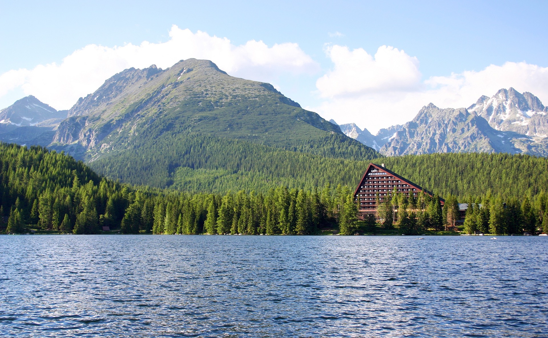 Štrbské pleso ve Vysokých Tatrách.